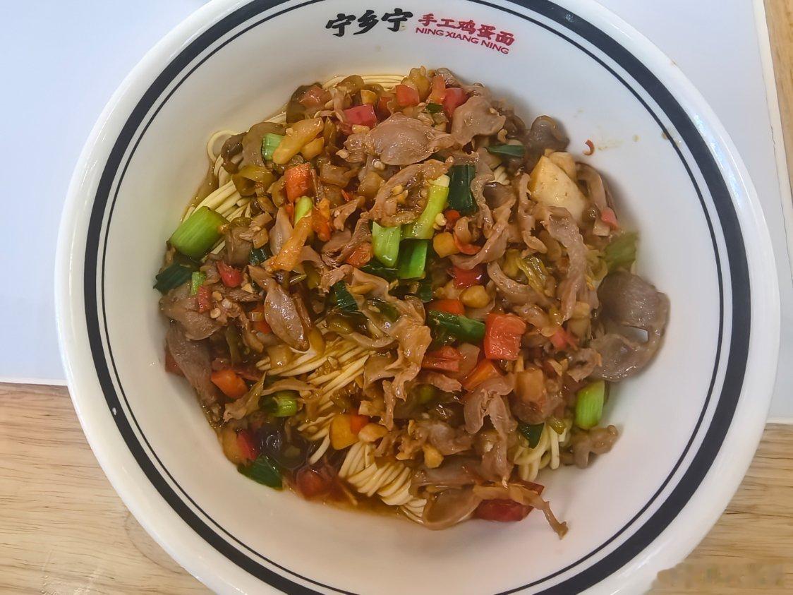 宁乡宁手工鸡蛋面，码子都是现炒的，便宜大碗，我这碗是“轻挑”，面少一点，正常的比