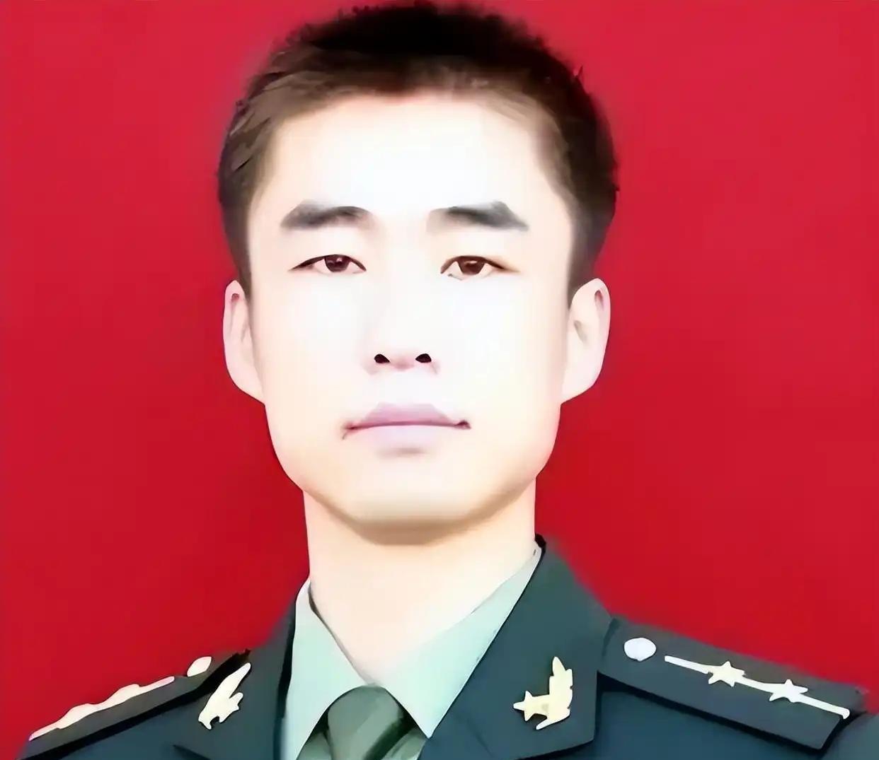 2012年，山东一名军人请假回家，但迟迟不见归队，上级领导打过去电话询问，三岁的