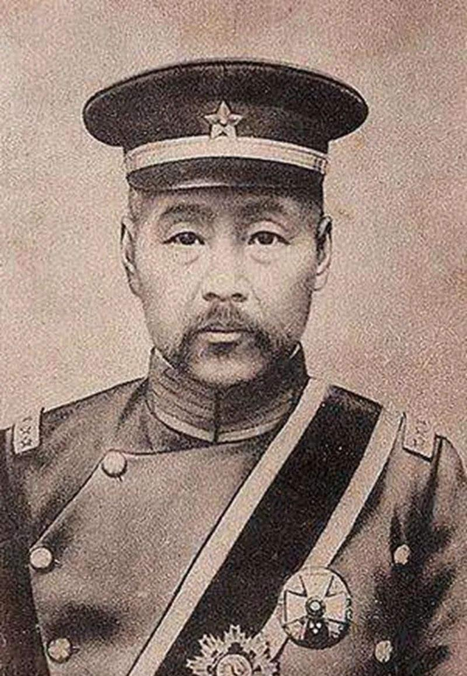 1915年，袁世凯筹划帝制，外间轰动。冯国璋不知底细，专程入京谒袁，想得到第一手