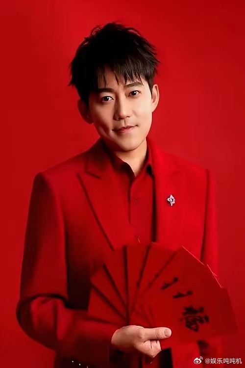 “没有苏醒，0713早在2018年就散了。”一句话把镜头拉回七年前的临界点：兄弟