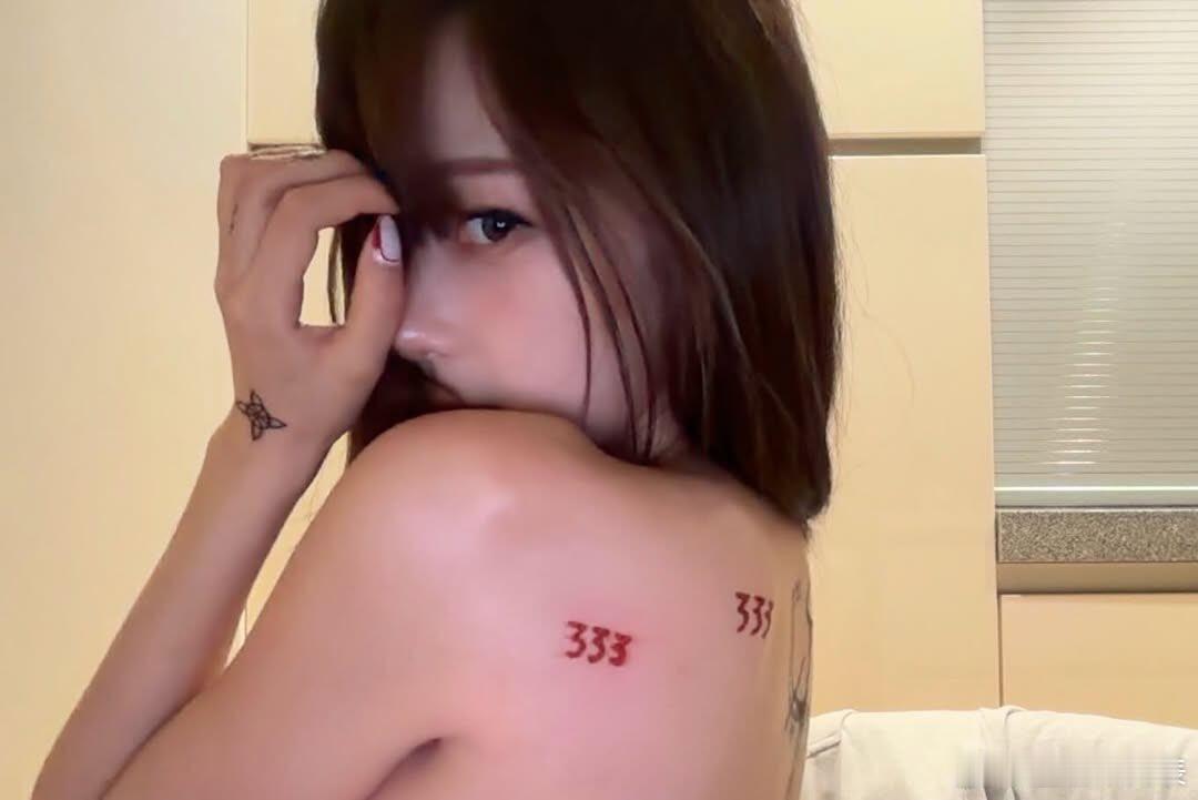 giselle晒后背纹身giselle晒出手绘海纳纹身，这个拍照姿势完全是妈咪级