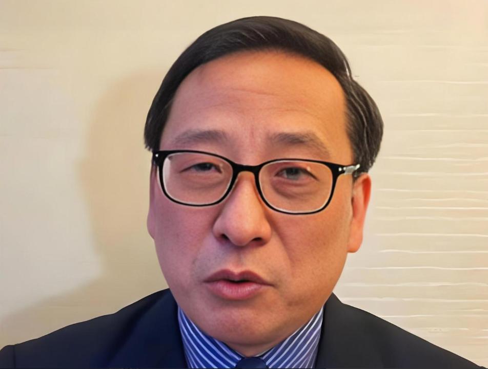 高志凯说我们太老实了，总是在我们自己的岛上跟别人谈“这岛归谁？”。他提出一个重要