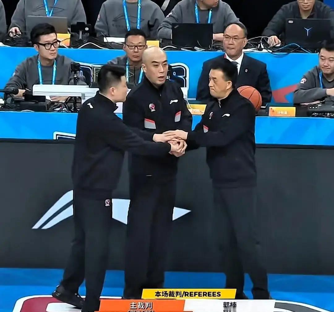 被裁判罚下，杨鸣却赢麻了。他一把撕掉战术板摔在地上，把西服外套甩给助教。当