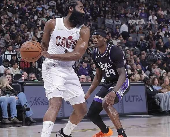 明天对阵猛龙就得哈登打开，哈登打开需要做好这几点开场就让哈登先来发起进攻，因为