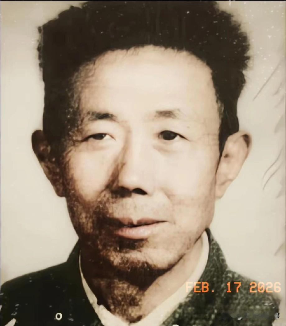1949年9月，一个满脸煤灰、衣衫褴褛的"野人"闯进了刚解放的张掖城，他死死拽住