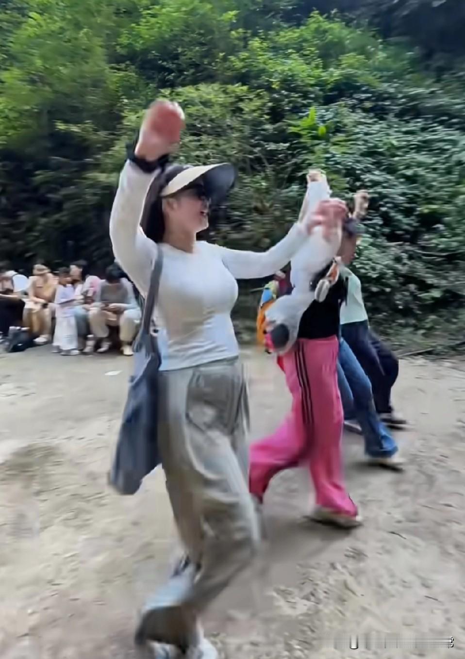 国庆最后一天山水狂欢！爬完这山看完这瀑假期余额清零前，必须把快乐拉满！一群