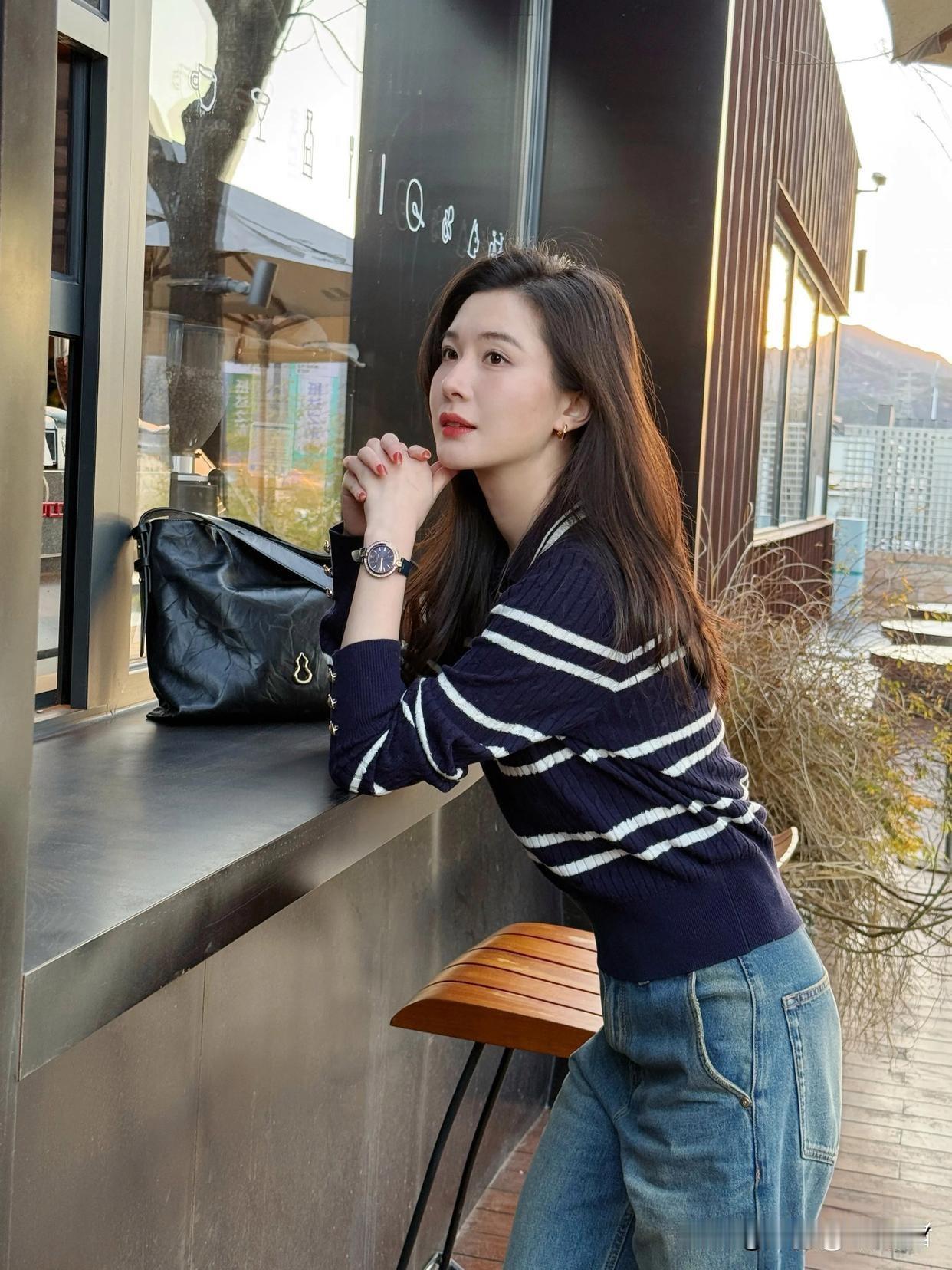 都市女孩的午后，街角复古咖啡馆是绝佳去处。穿上格纹西装，内搭黑调单品，脚踩亮面乐