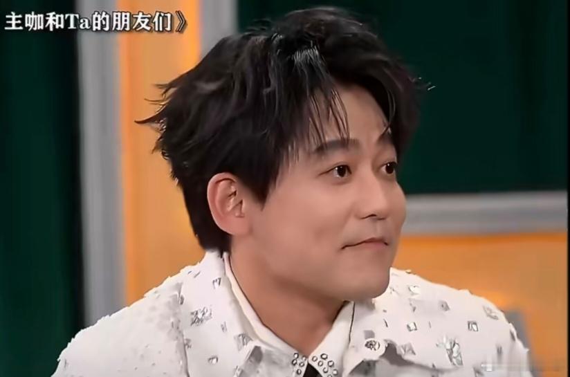 这段0713熟人局的互动看点满满！主持人问苏醒在团内和谁交流最多，他不假思索回应