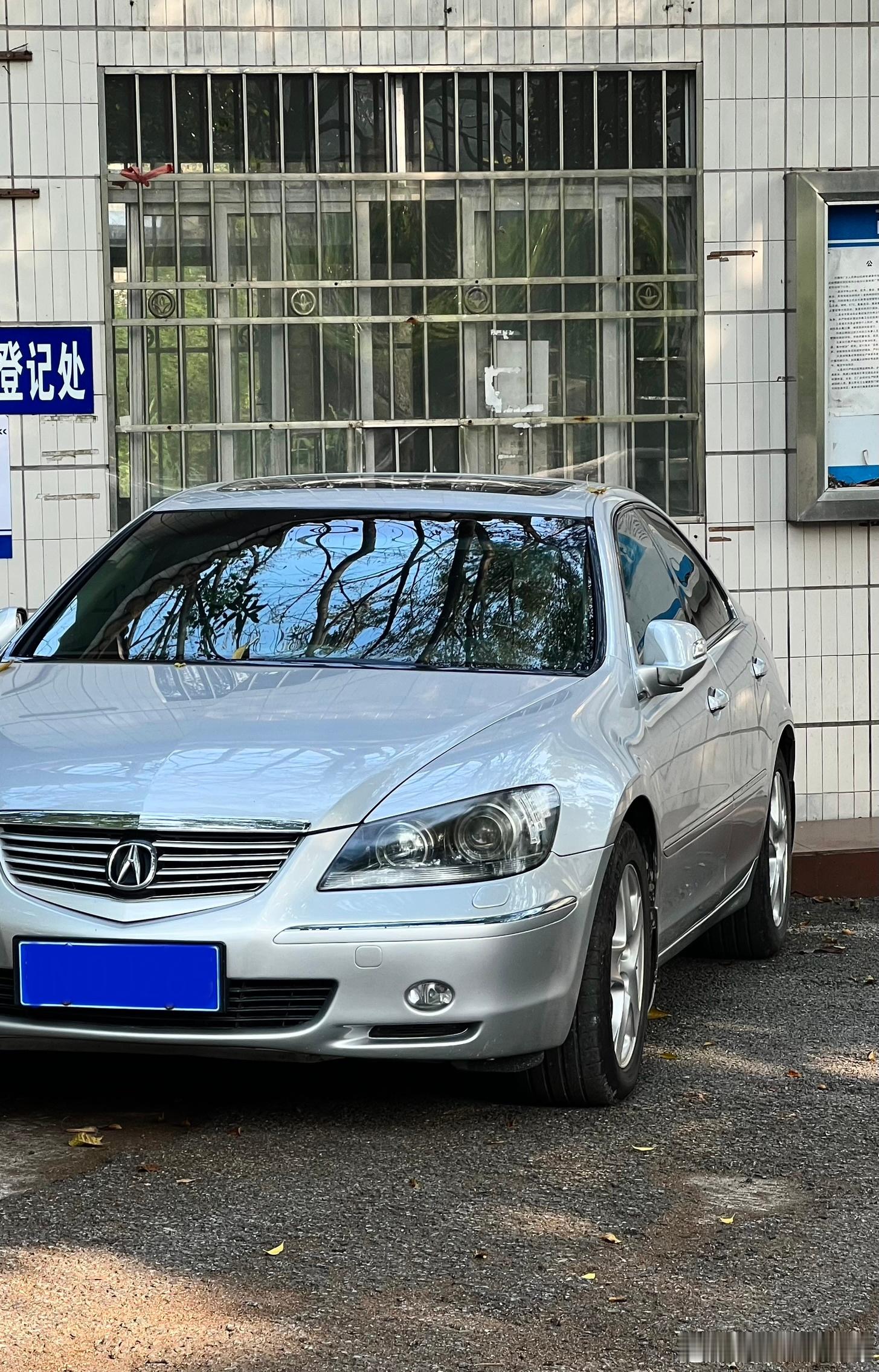 银色车怎么这么帅门卫有点意思:你这个车什么品牌，没见过啊，看着应该跟凯美瑞差不多