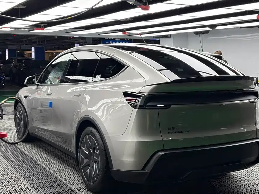 特斯拉ModelY，新能源SUV销量常客，在我看来，它出圈靠的是三电、智驾底子