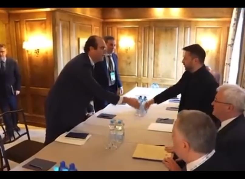 【乌克兰总统在慕尼黑会见巴列维】乌克兰总统泽连斯基周五表示，他在慕尼黑安全会议期