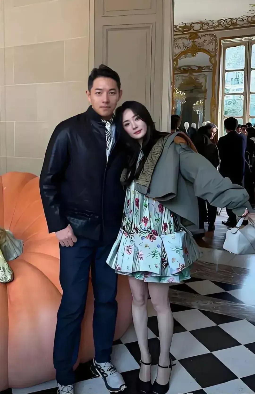 杨幂罕见小鸟依人，青年才俊身旁相伴引热议谁能想到，一向气场强大、独立自信的杨