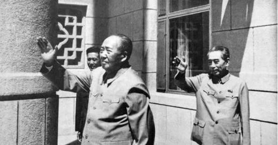 在1976年毛主席的追悼会上，因为少了一个人的出现，当时毛泽东的女儿李敏给那个人