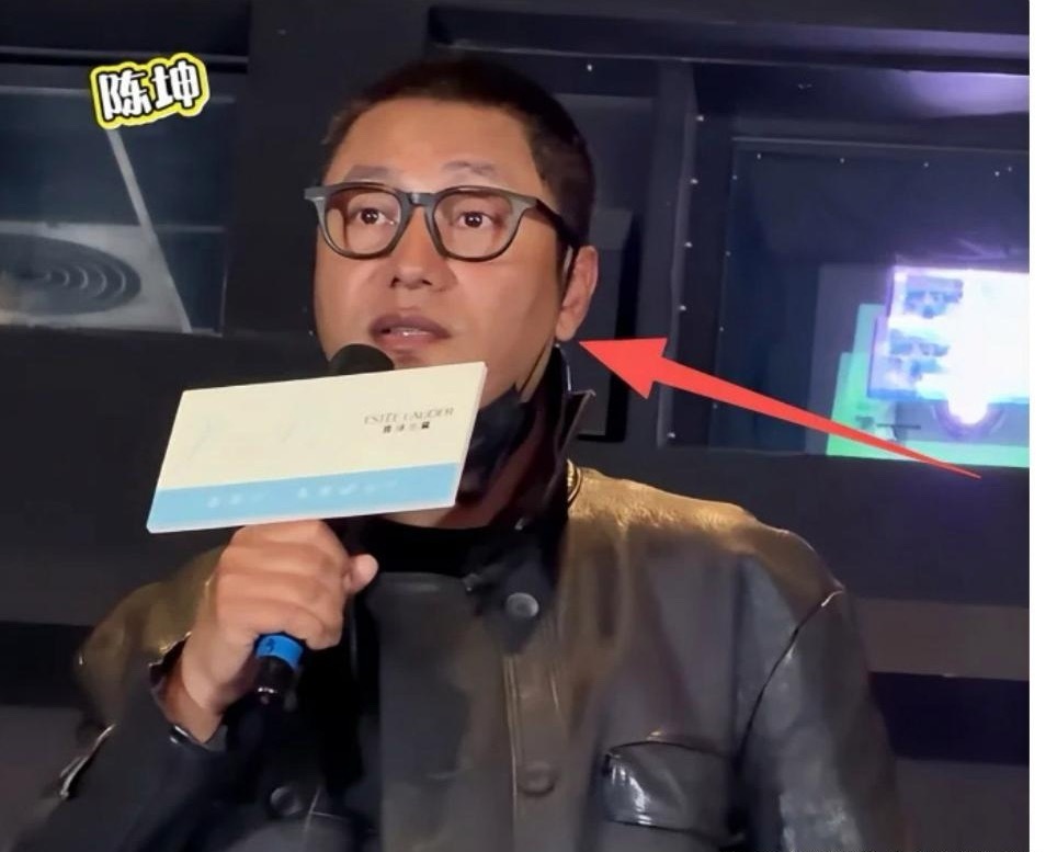 49岁的陈坤，颜值看着下滑明显，眼睛显得小了，脸也有些胖，还贴着假发片。和旁边的