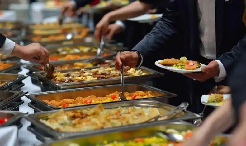 自助餐为啥不怕被吃垮？内部员工曝猫腻：从进门喝水开始，你就被套牢了上周末被