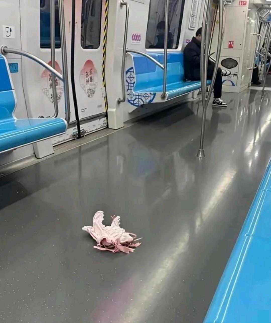 地铁上不知道是谁弄丢的，又多了一个伤心的人……