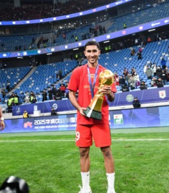 这娃看得懂中文不？四川球迷对他的加盟颇有微词，评论有点“扎心”哦！香港球员亚