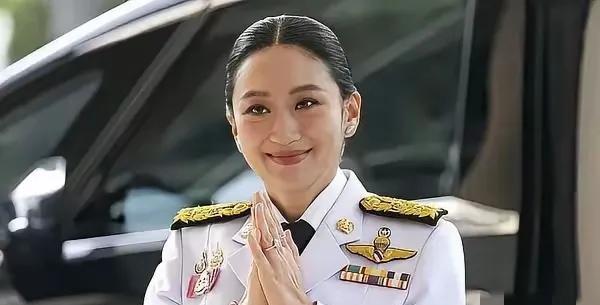 泰国录音门时间让佩通坦这时候失去了总理职位，但是还保留文化部长职位，看上去她的情