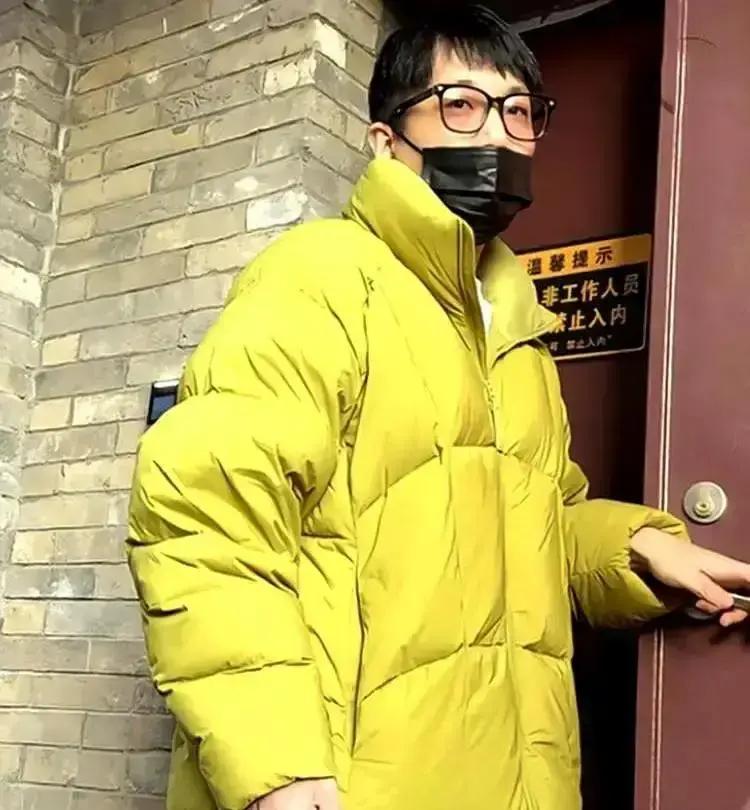 秦霄贤三里屯返场刚说“今儿高兴”，侧幕慢悠悠走出孙九香，双手合十那一躬，全场瞬间