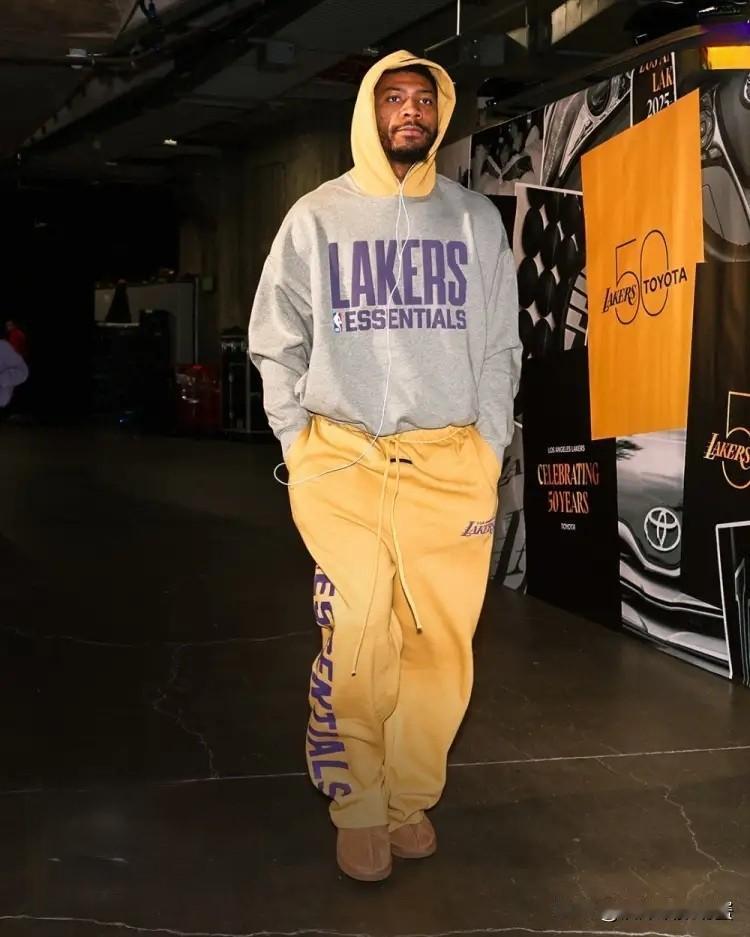 下面是一条关于湖人大将斯玛特的坏消息！明天湖人将会坐镇主场迎战独行侠，让人感到非