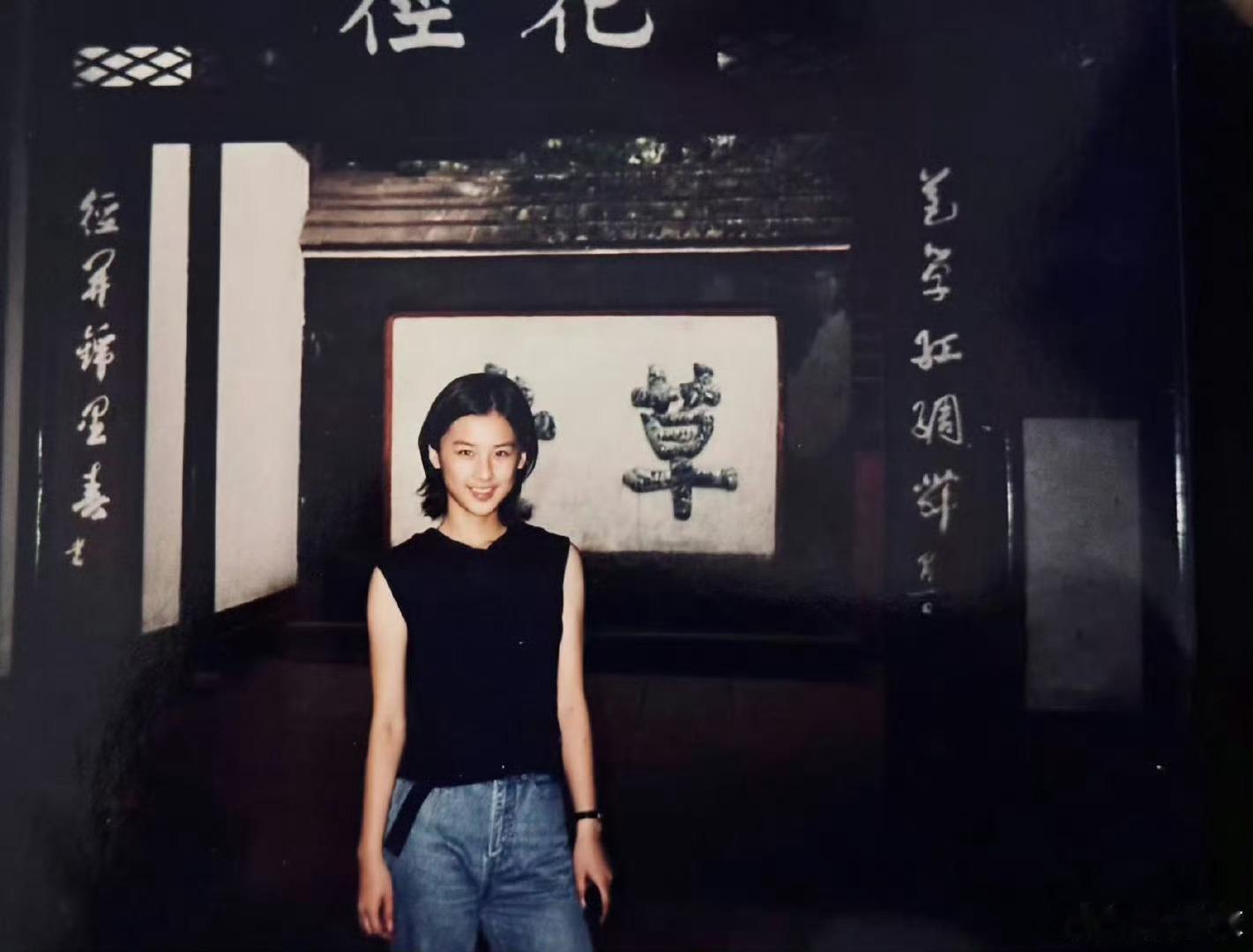 黄圣依发15岁与妈妈合影是女儿是妈妈毕竟两个人是母女，哪有什么过不去的坎呢，两个