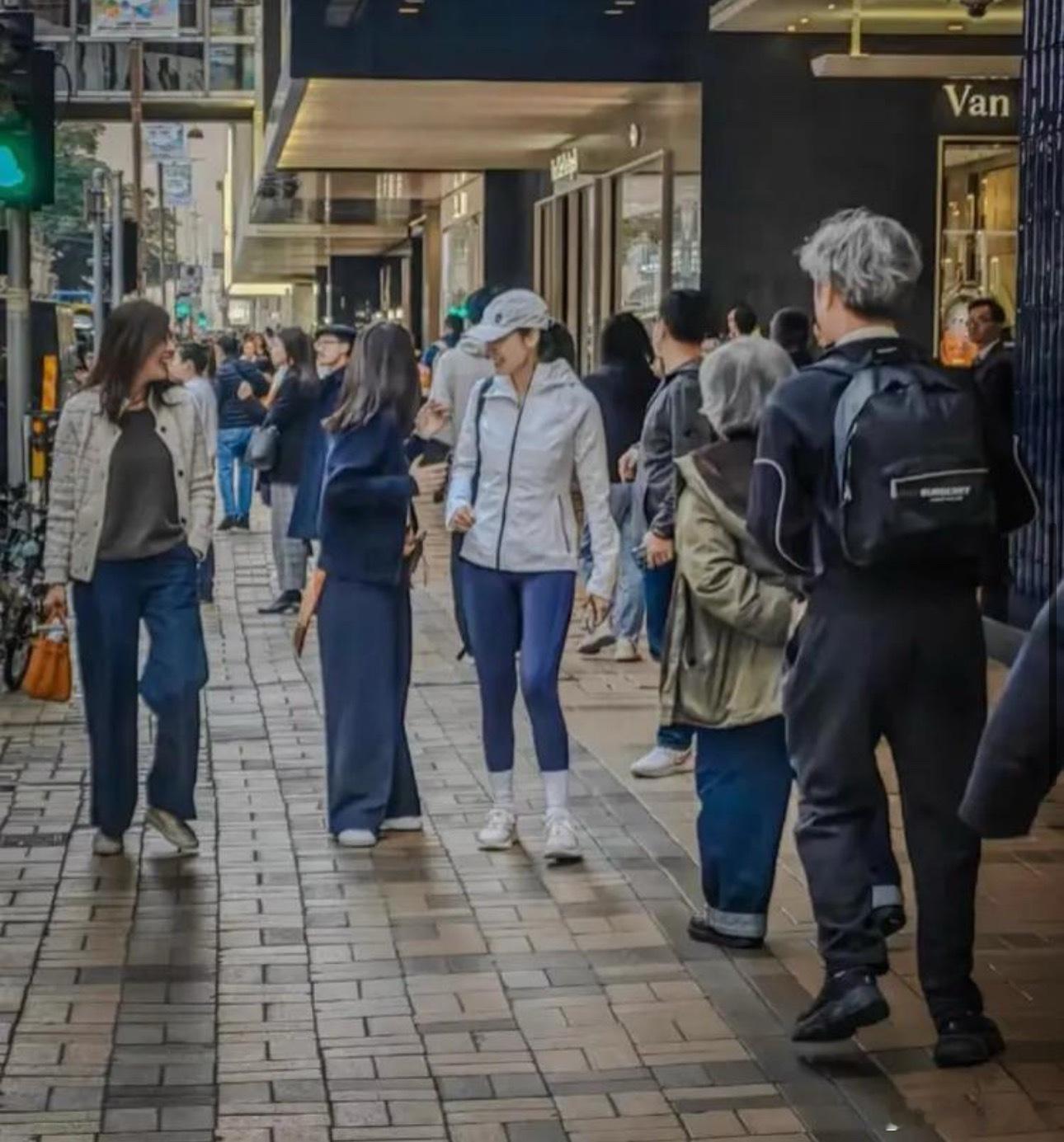 李嘉欣在香港扫货被偶遇该网友发布照片后，一眼被认出这就是李嘉欣，衣服包包鞋子都和