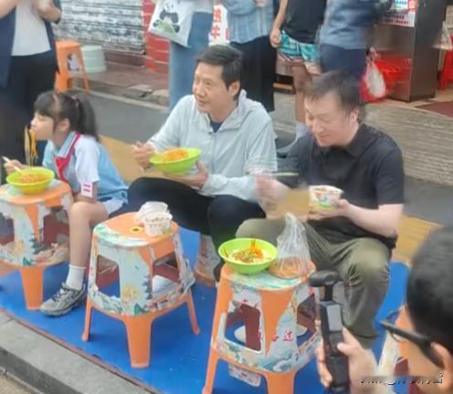 一顿普通早餐，一名小学生哪懂得成年人的世界！或许图中的这名小学生，永远也想不明