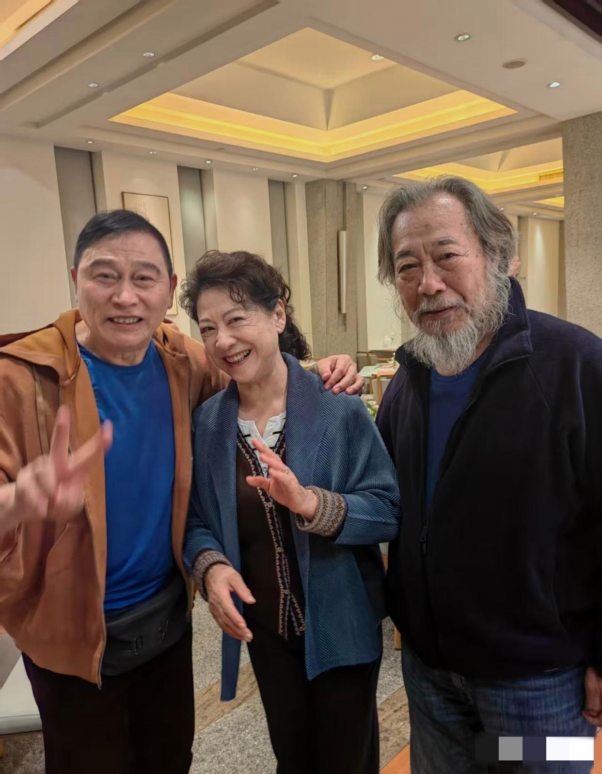三位知名演员同框：我一眼就认出了胖瘦适宜、笑意粲然的老戏骨王馥荔与须发花白、艺术