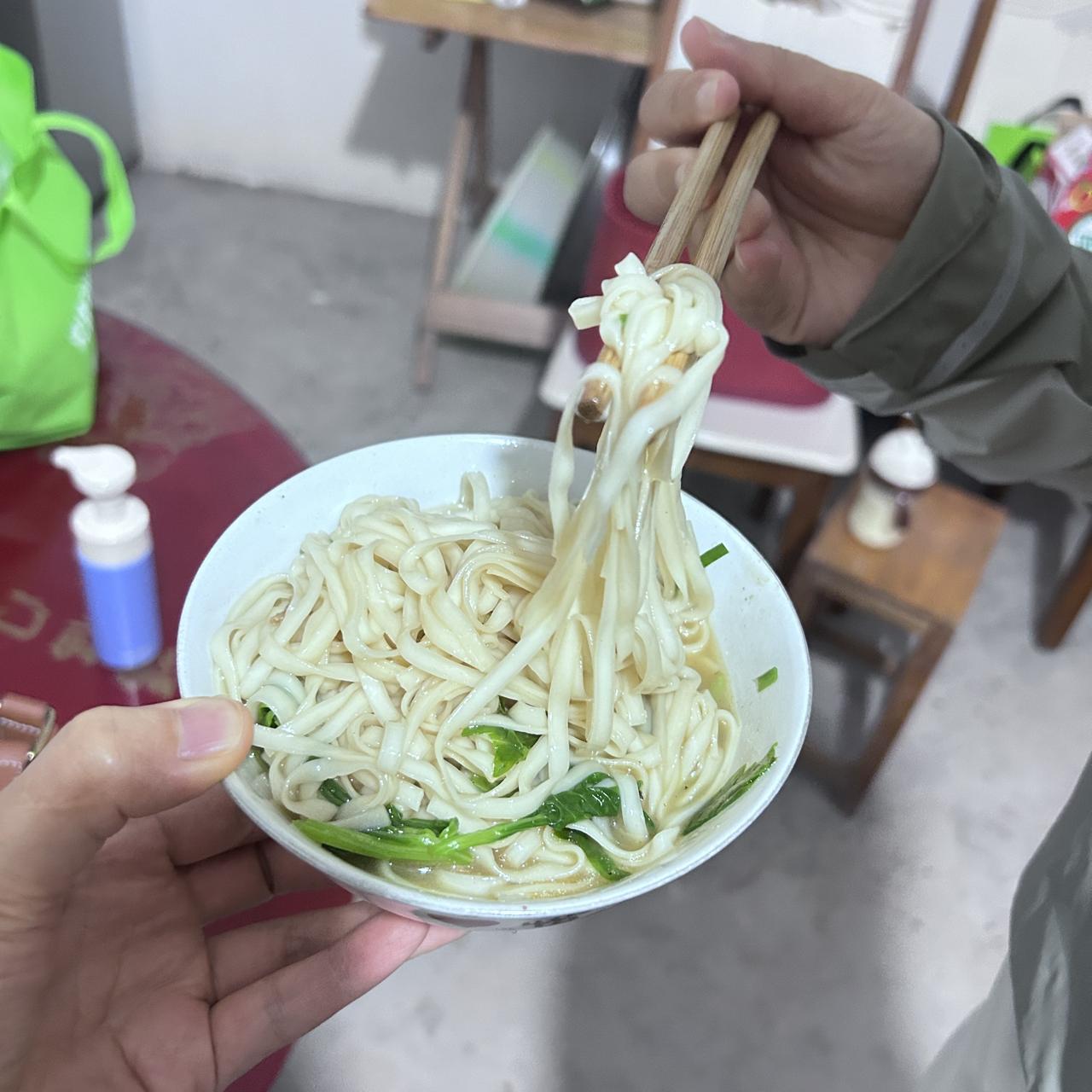 刚刚听我妈说：我表妹一声不吭，掏28万在小县城买了房，我整个人都愣了。我表