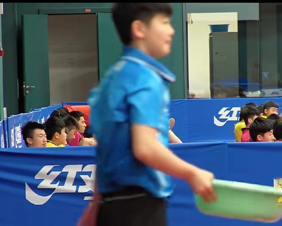 谁懂啊！端着小盆盆捡球的莎莎也太萌了🥰谁能拒绝端着小盆盆捡球的小莎啊！