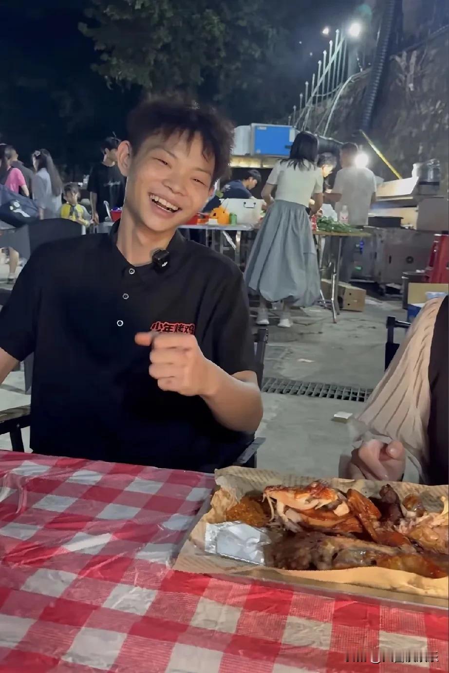 少年烤鸡才刚火，就摊上事了。16岁男孩靠卖68元一只的烤鸡，日收入上万元，可