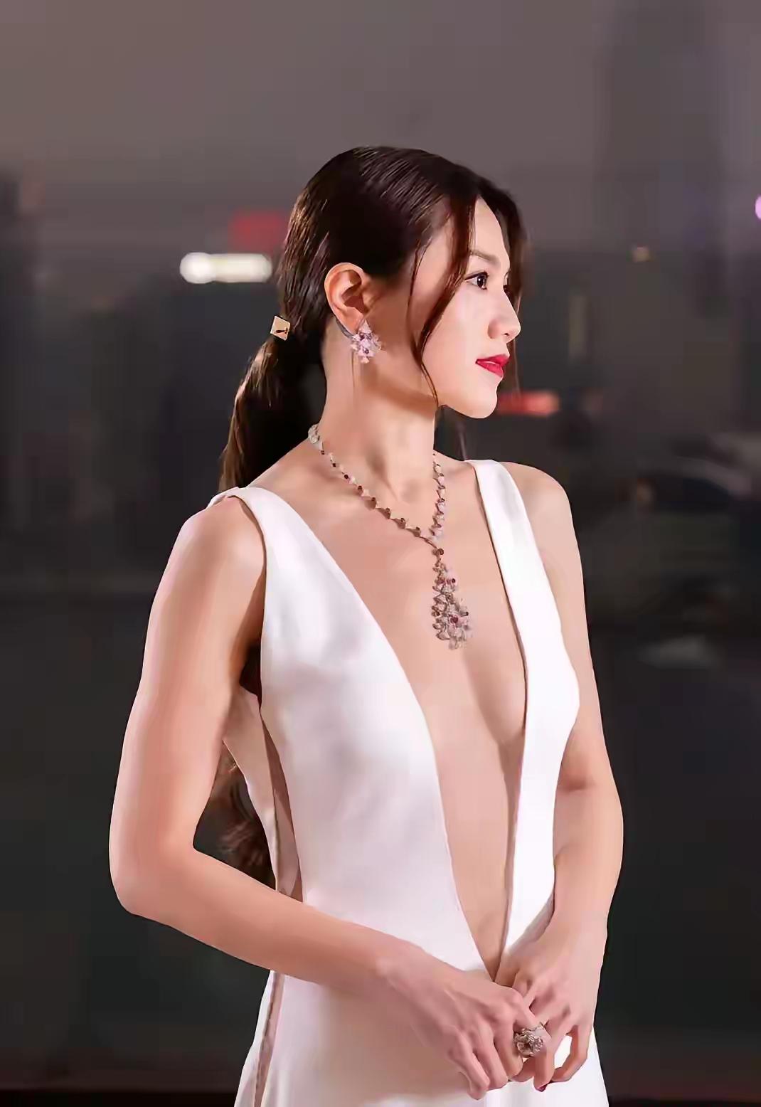 女人穿少到底好不好？看到女的衣不遮体真的有好多人着辣眼睛，不敢直视！其实