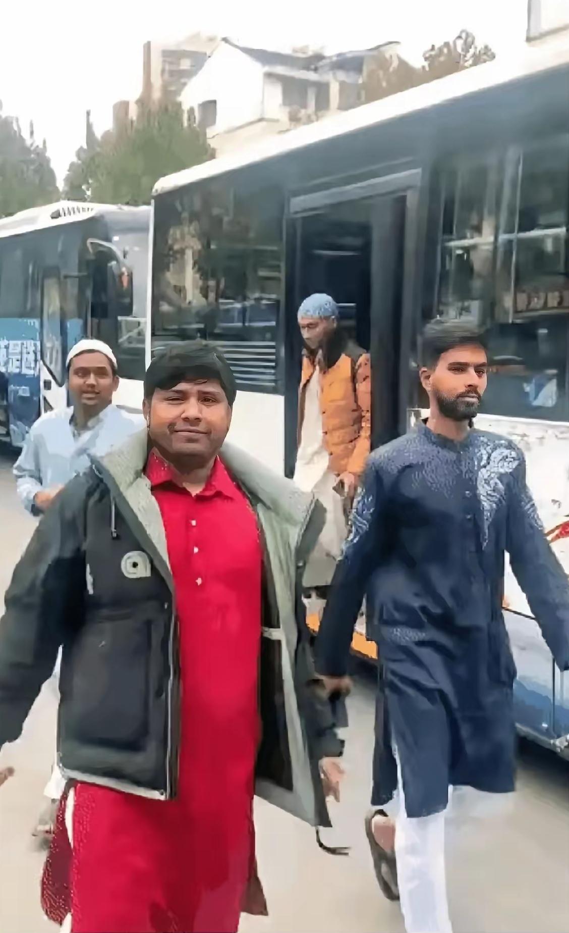 别被“种姓优越感”带偏！在华印度群体的问题，根源从不是“人多”北京餐馆里，