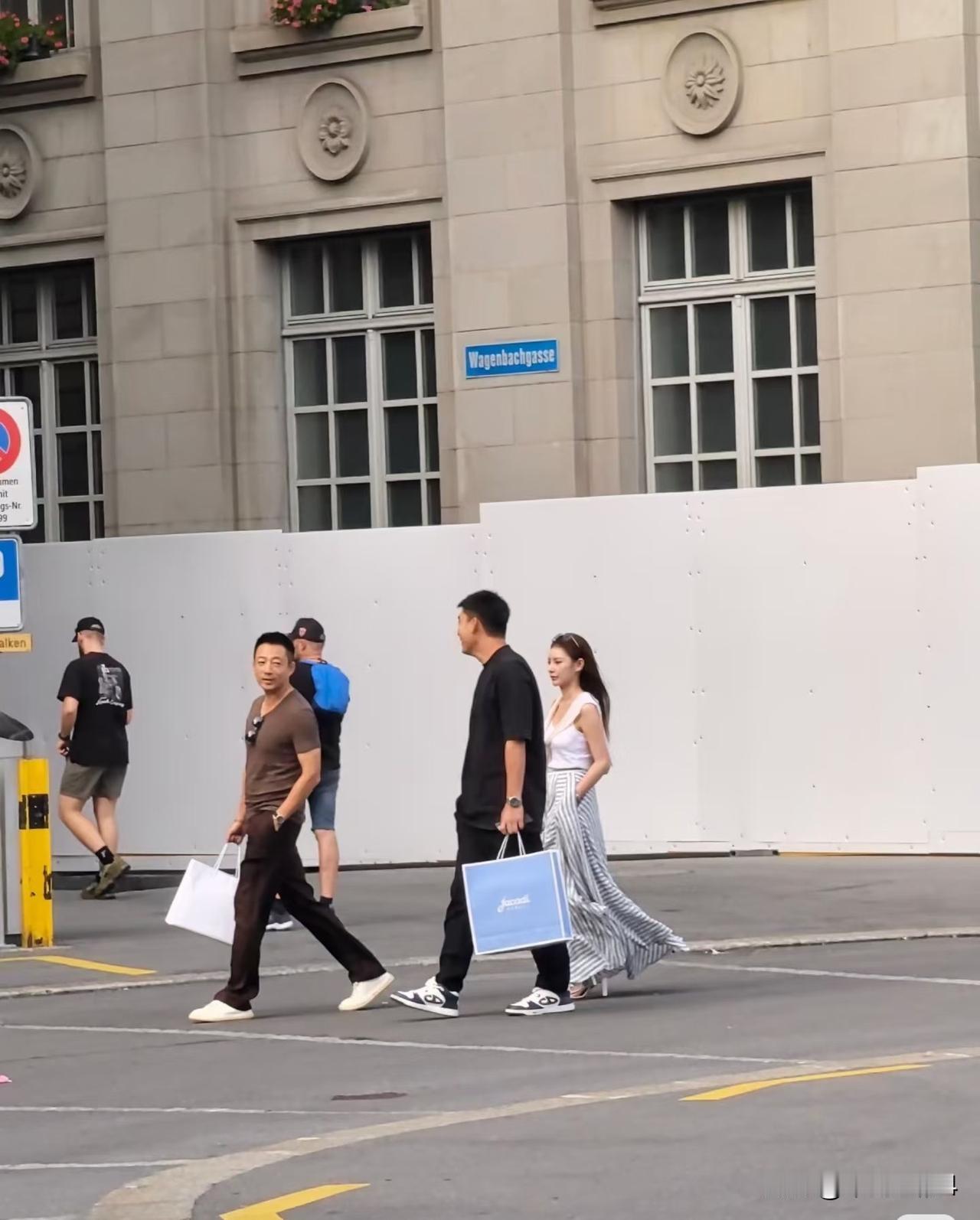 网友琉森偶遇了汪小菲和马筱梅，两人状态非常松弛，汪小菲和友人边走边说着笑着，马筱