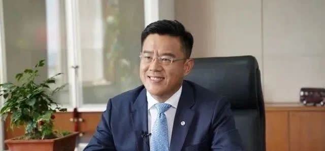 东风新高管撞脸王耀庆近日，李军智就任东风汽车经营管理部总经理兼党支部书记。在