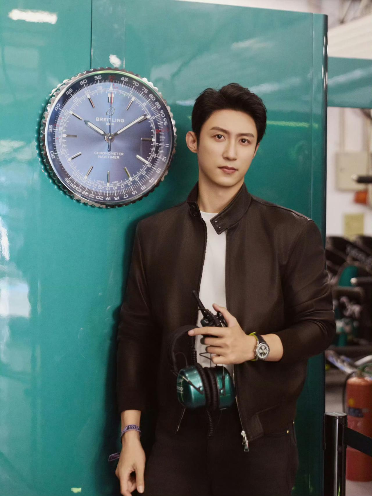 黄景瑜现身F1中国大奖赛！无刘海短发+皮衣，硬汉气场直接拉满说到娱乐圈的硬