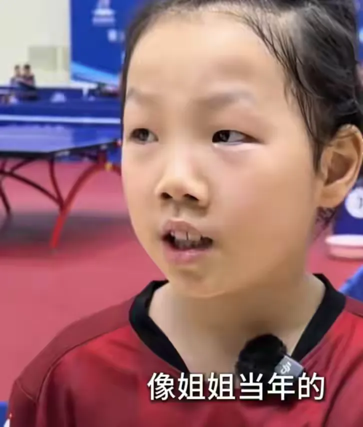 这是蒯曼的妹妹蒯捷？小小年纪球风也太利落了吧？今年才8岁的蒯捷，3岁就拿起球拍练球，小小年纪四处奔赴