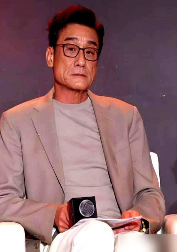68岁被亲闺女从家里撵出来了，理由就仨字：太爱干净。梁家辉倒也没生气，转头扎进片场演了个大反派，狼王