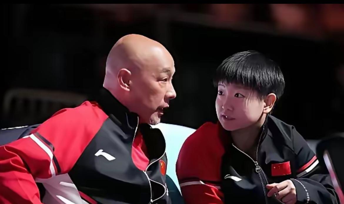 肖战指导那张“铁面”，到了孙颖莎这儿怎么就彻底崩不住了呢？这一幕幕哪里是教练训