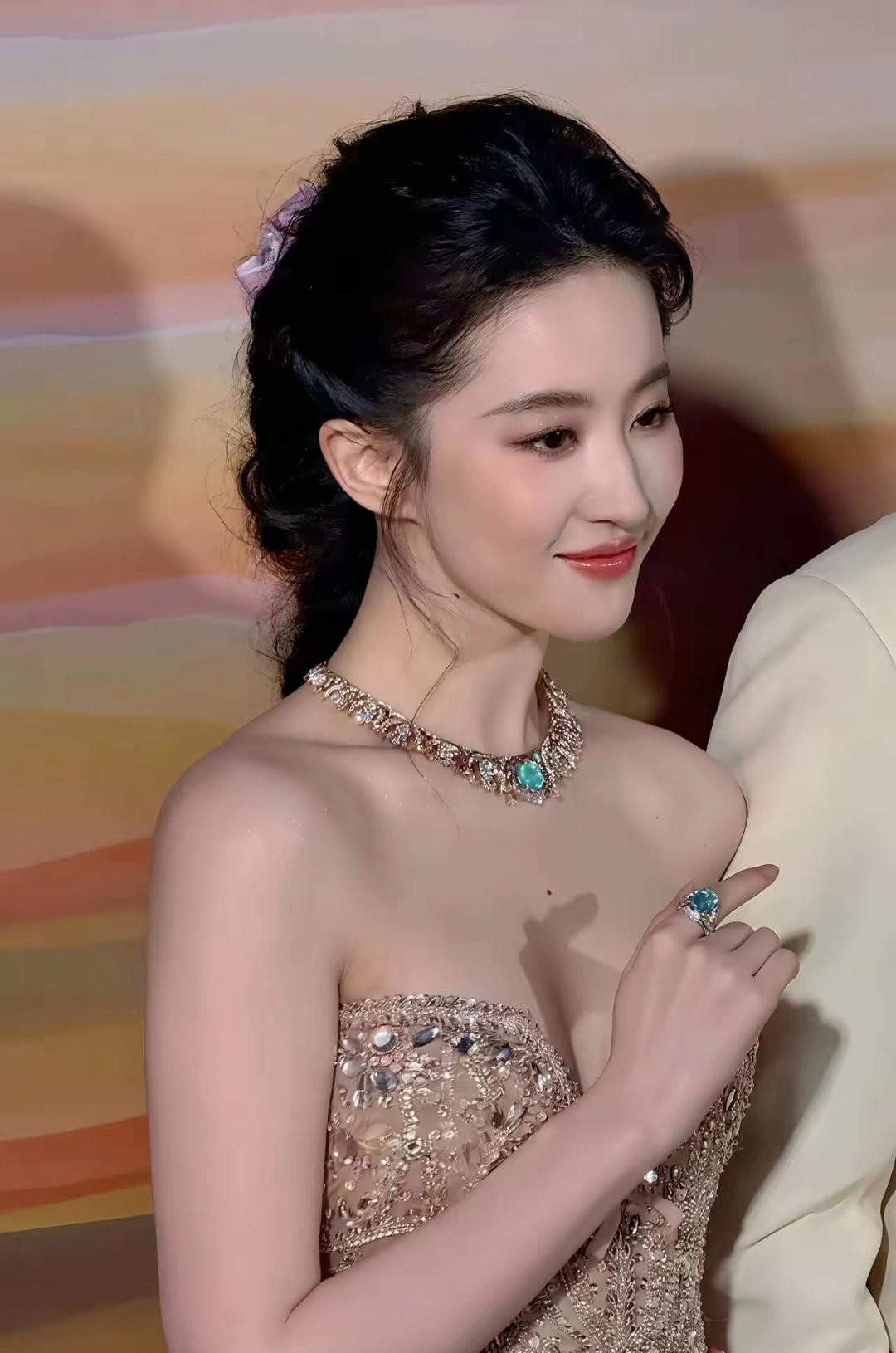 刘亦菲今天好闪耀，像个小仙女