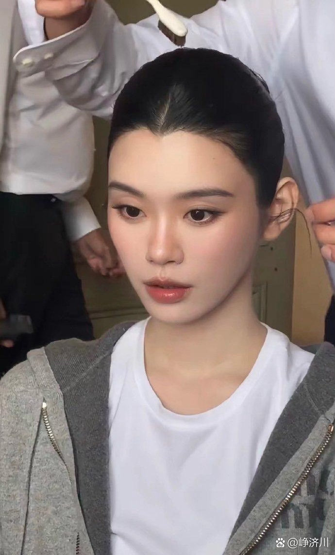 奚梦瑶婚礼化‎妆﻿﻿照﻿，⁠‎超﻿模的⁠‏脸就是‏不一样，﻿﻿头型也﻿‎特别好看