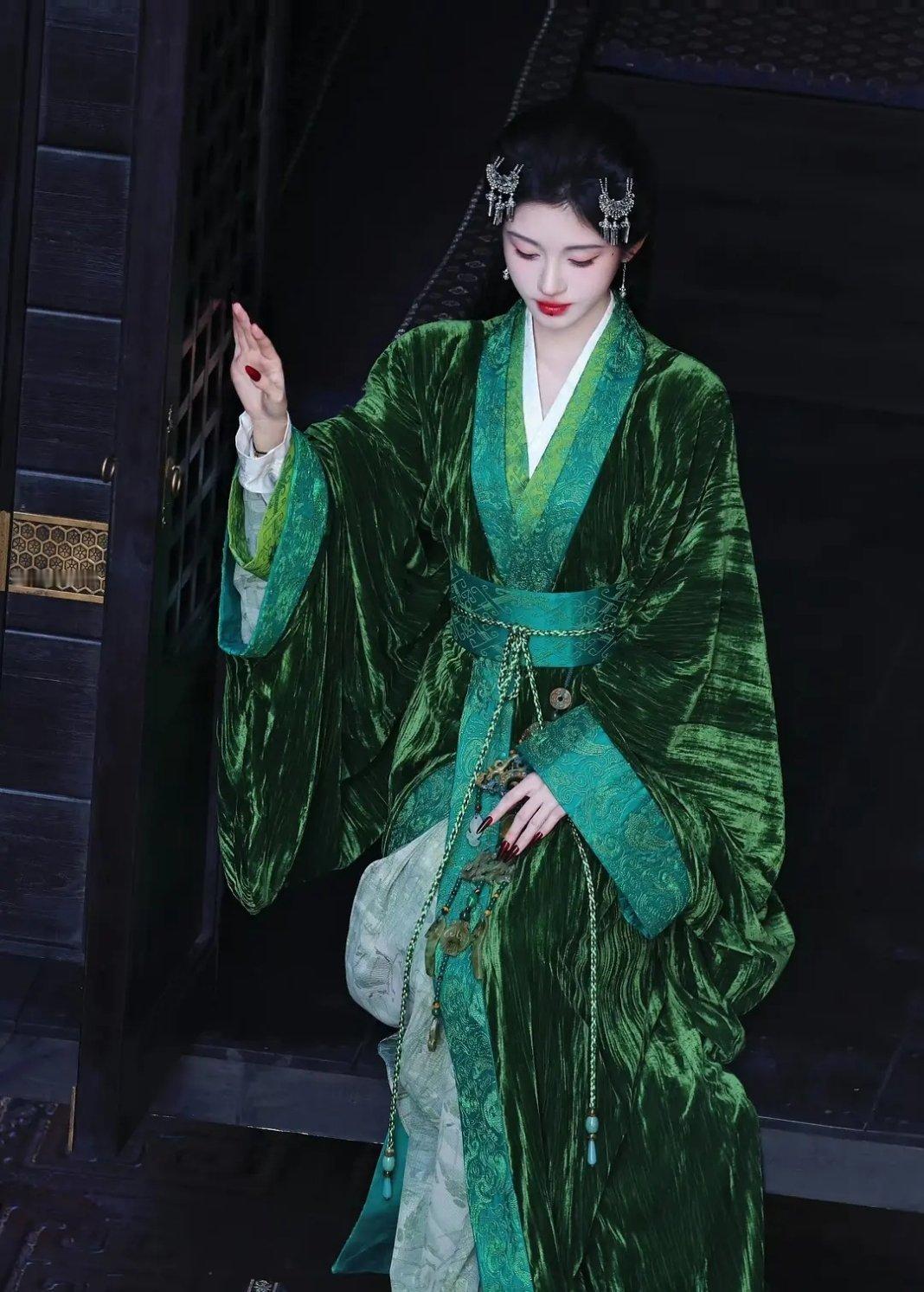  内娱战国袍颜值天花板我只认这三位鞠婧祎、陈都灵、林允，一出场就自带古风氛围感，