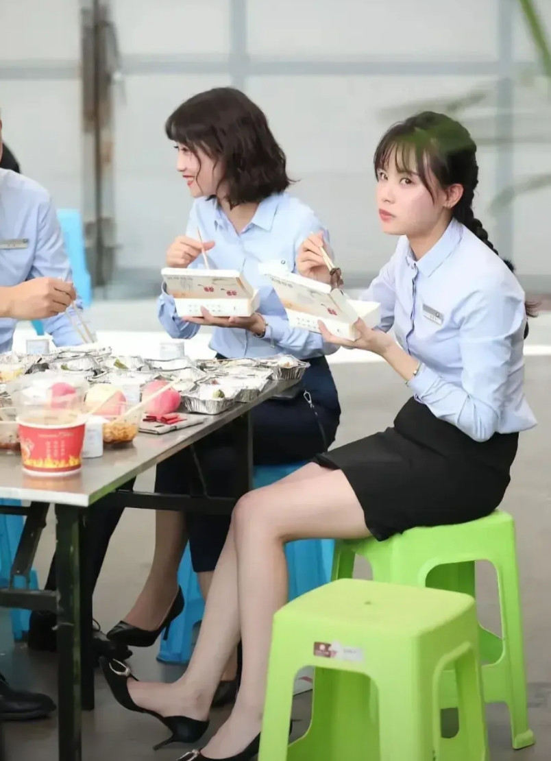 帮忙分析一下，这是什么眼神？