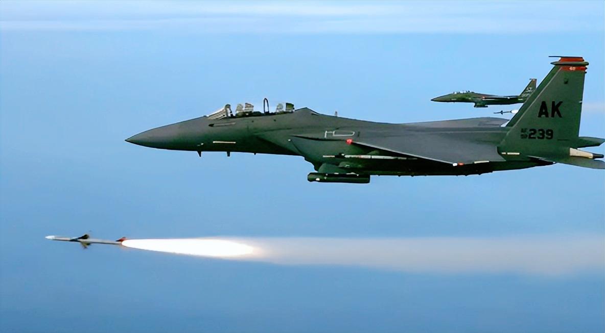 赔大发了！据美媒爆料美军出动百架战机，狂扔上百枚炸弹，还玩起了情报套路，终于成功