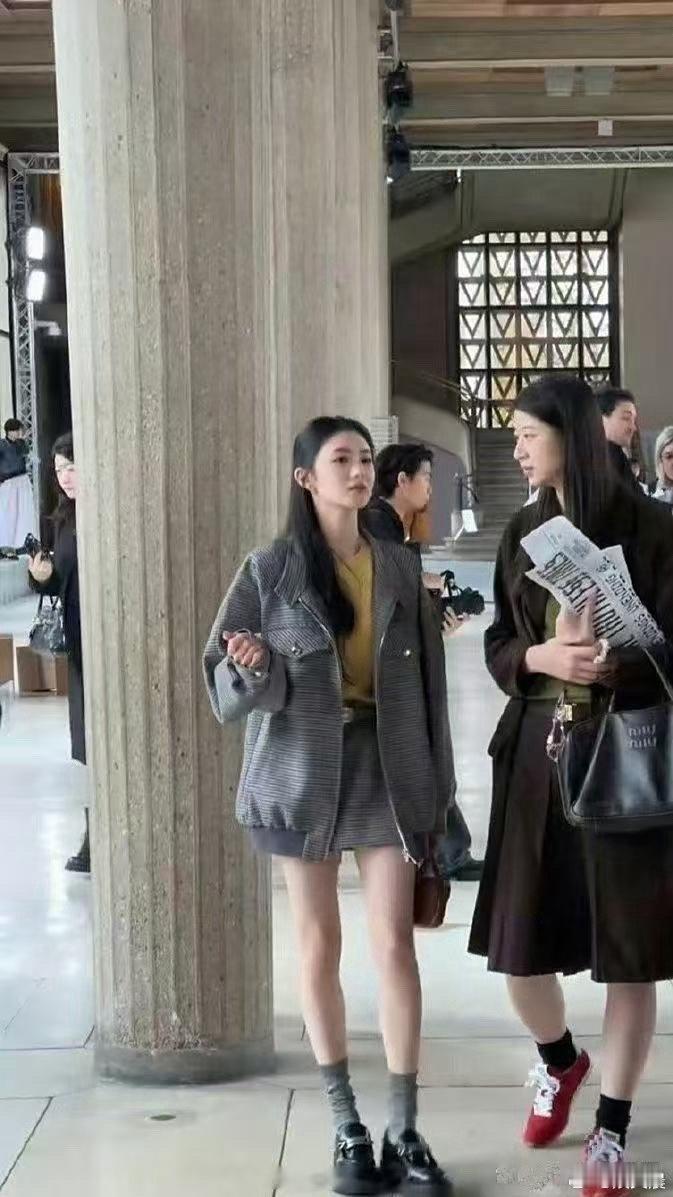 刘浩存的腿又细又直，线条超美，比脸蛋还吸睛，忍不住多看几眼～​​​