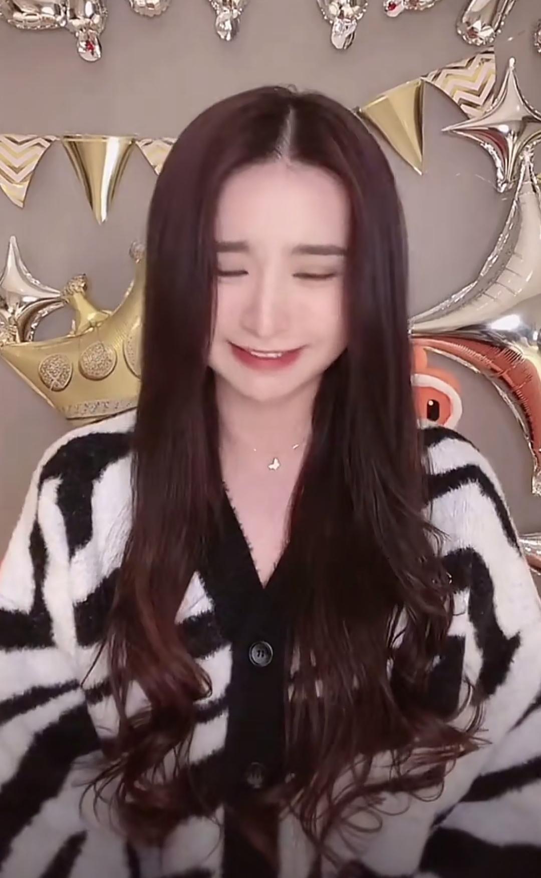 金子涵直播自曝，脸上被注射四五十针，还说不服从就会头痛，引发粉丝对经纪公司