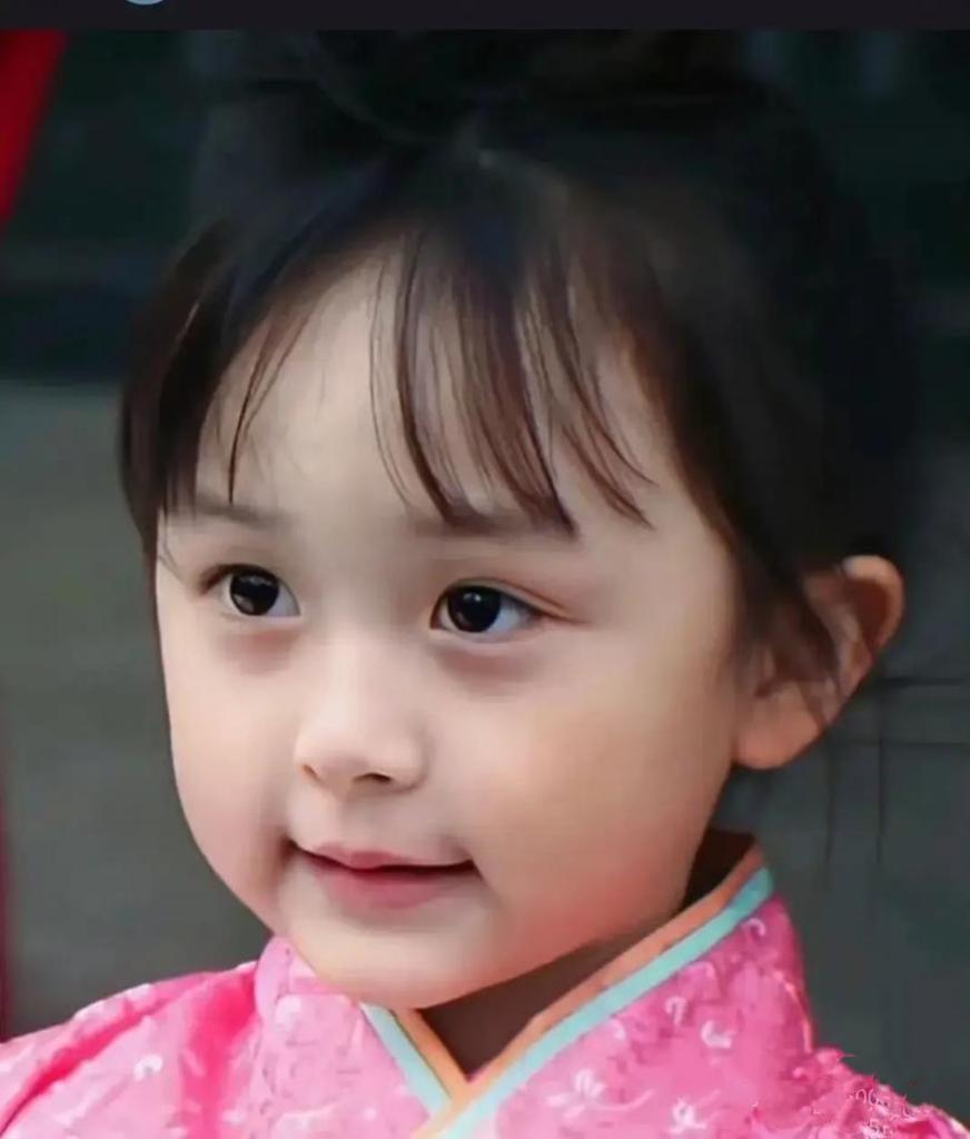 刘楚恬，那个因《芈月传》中“小芈月”一角萌化众人的女孩，两岁出道，五岁年入百万，