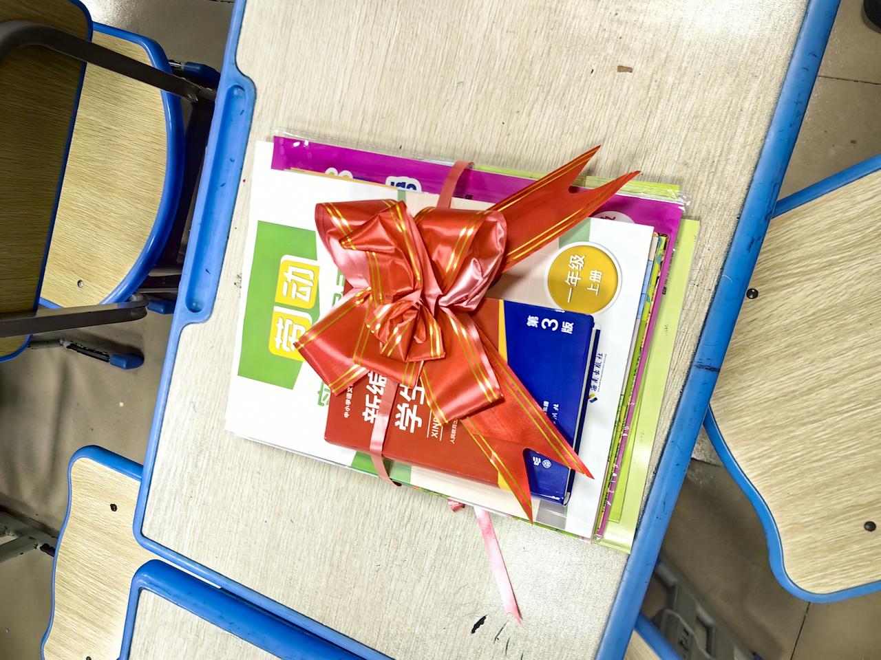 以前的年代，送一年级孩子上学，父母忙着干农活，没空。现在的年代，送一年级的孩子上