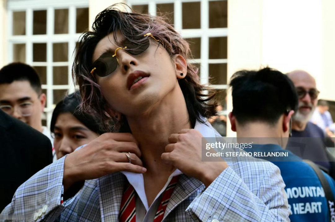 蔡徐坤米兰时装周cxk蔡徐坤全球首穿含金量所有人严肃感受坤能量❤️🔥