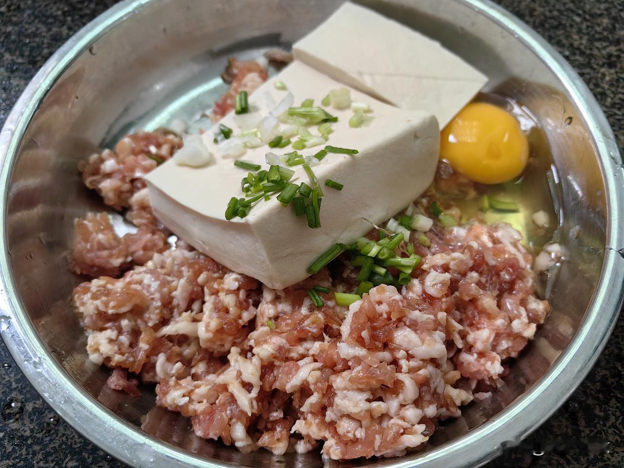 生活的浪漫，不是钻石和玫瑰，而是藏在一日三餐的烟火里，你为我遮风挡雨，我为你洗衣